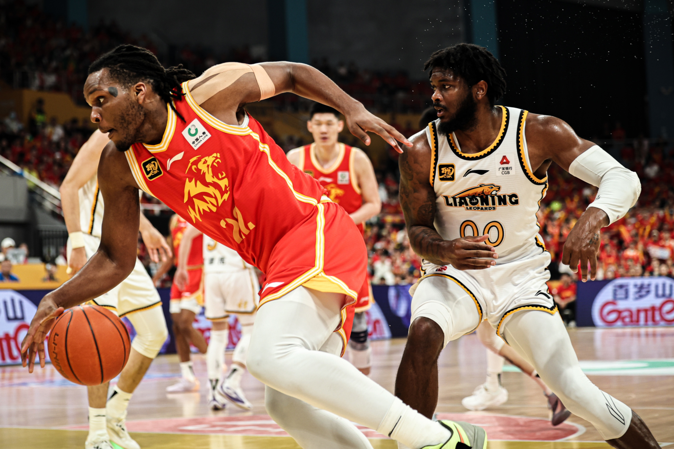 广厦男篮内部会议纪要流出——关键时刻单刀错失，英超使命明确，更衣室氛围转暖(2024年11月30日广东对广厦cba视频)