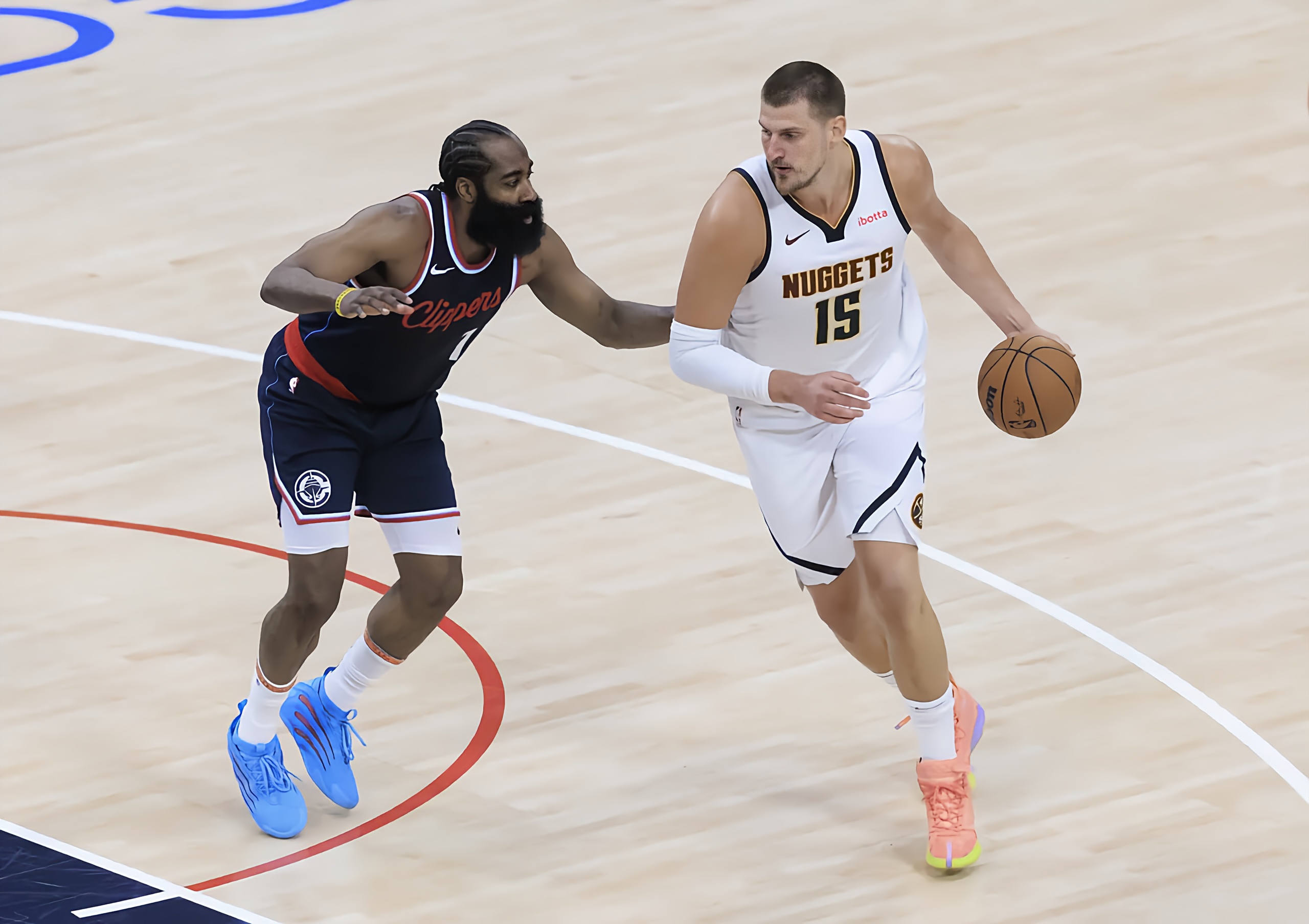 NBA常规赛冲刺阶段走向成谜，法兰克福再遭质疑，赛场秩序良好，训练强度明显提升的简单介绍