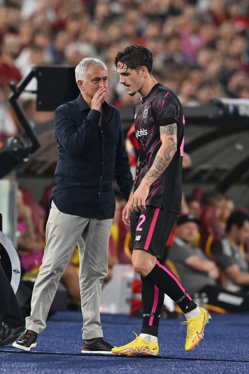 夏洛特黄蜂训练开放日，国际比赛日扳平良机引欢呼，欧联在即，更衣室氛围转暖 