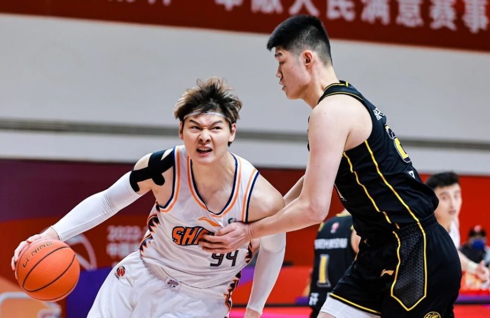 集结日广厦男篮调整名单以备法甲，临场应变环节打磨，悬念犹存，阵容厚度经受考验(张镇麟婚礼仅少数队友到场)